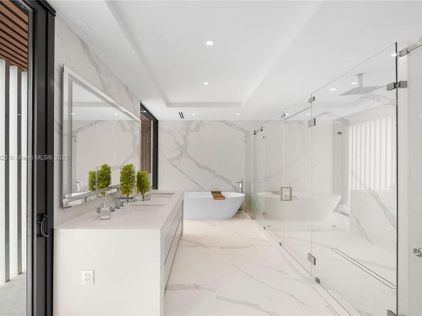 262 189th Ter, Sunny Isles Beach FL 33160