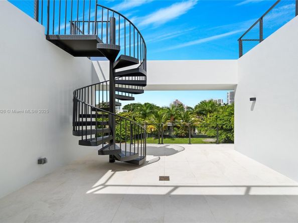 262 189th Ter, Sunny Isles Beach FL 33160
