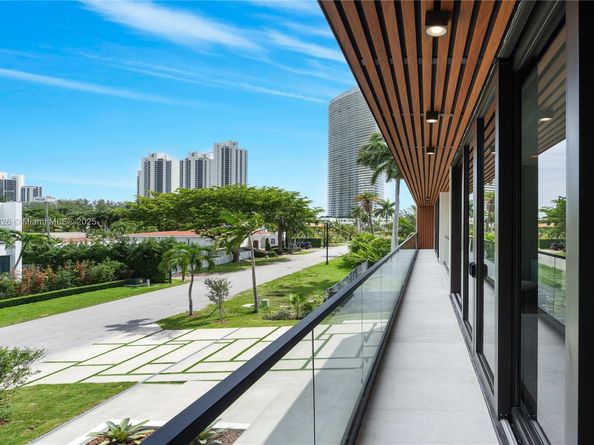 262 189th Ter, Sunny Isles Beach FL 33160