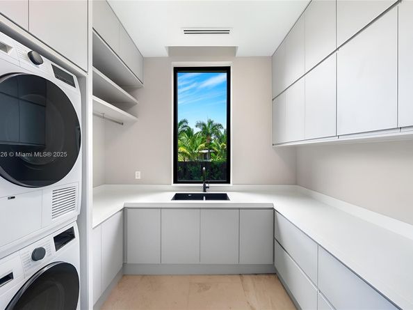 262 189th Ter, Sunny Isles Beach FL 33160