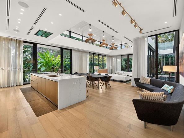 2300 Sunset Dr, Miami Beach FL 33140