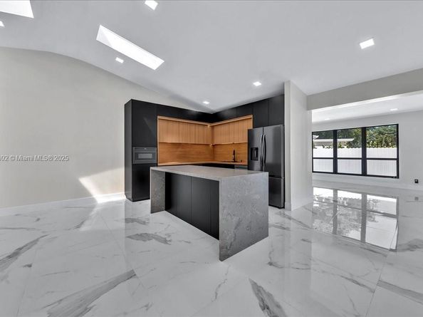 5890 SW 13th St, Plantation FL 33317