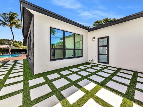 5890 SW 13th St, Plantation FL 33317