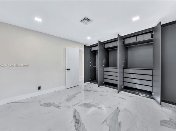 5890 SW 13th St, Plantation FL 33317