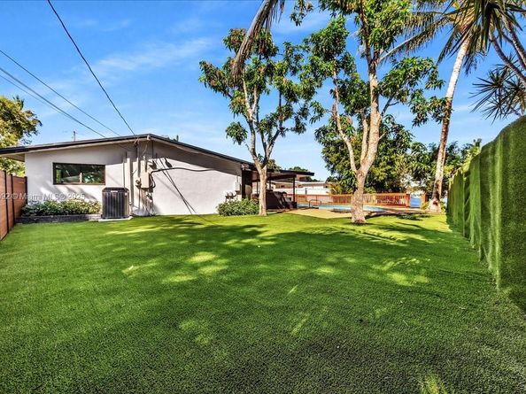 5890 SW 13th St, Plantation FL 33317