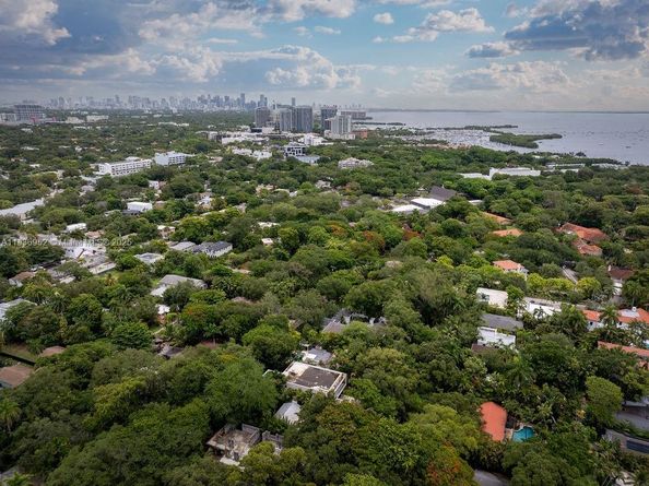 3570 Avocado Ave, Miami FL 33133