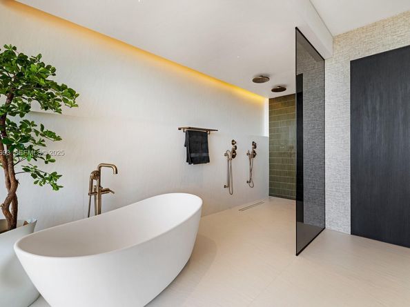 800 S Pointe Dr 801, Miami Beach FL 33139