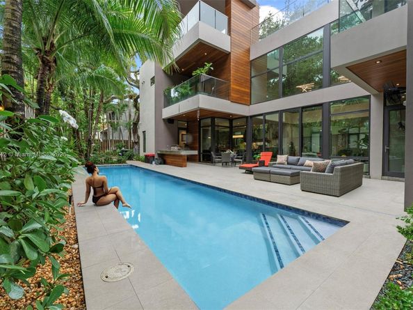 2803 Crystal Ct, Coconut Grove FL 33133
