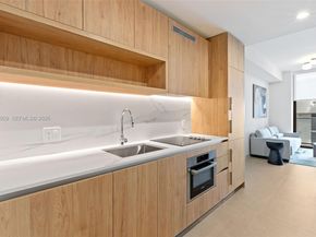 11 NE 6 St 910, Miami FL 33132