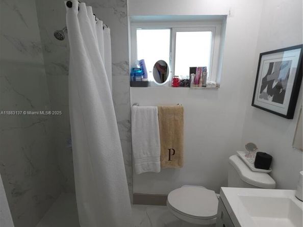 5041 SW 11th St, Plantation FL 33317