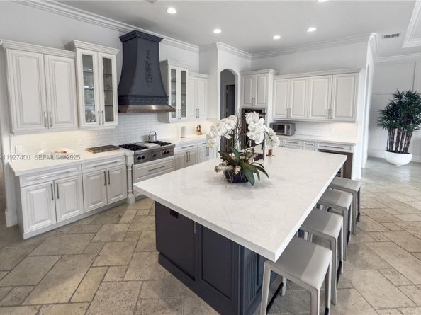 2320 NE 34th Ct, Lighthouse Point FL 33064