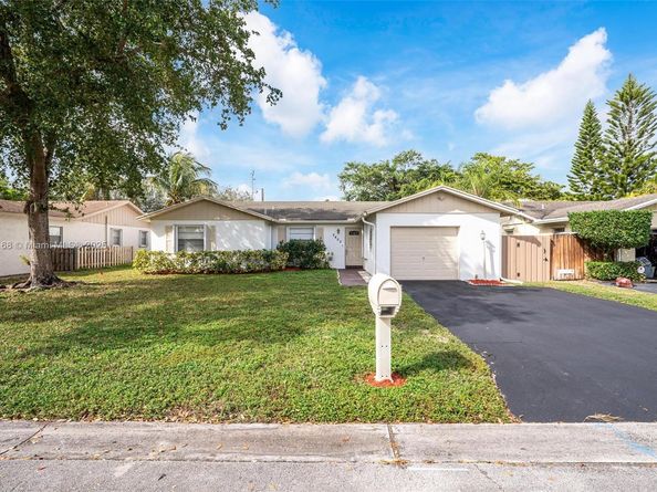 2452 NW 98th Ln, Coral Springs FL 33065
