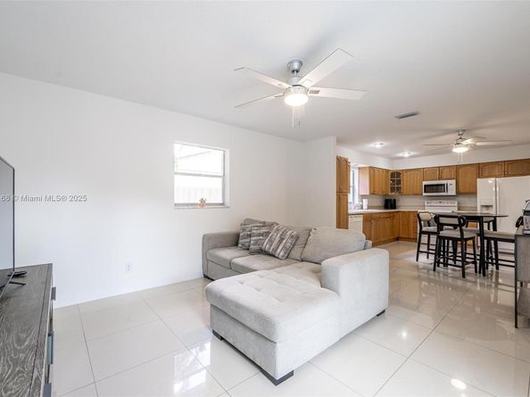 2452 NW 98th Ln, Coral Springs FL 33065