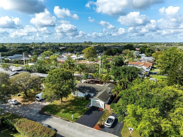 2452 NW 98th Ln, Coral Springs FL 33065