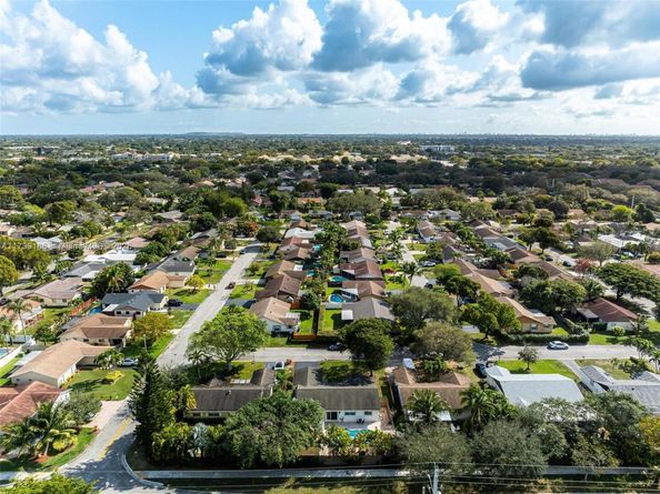 2452 NW 98th Ln, Coral Springs FL 33065
