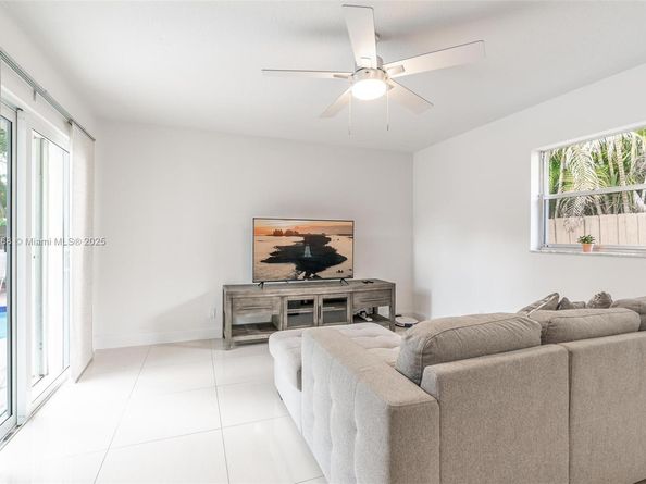 2452 NW 98th Ln, Coral Springs FL 33065