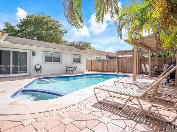 2452 NW 98th Ln, Coral Springs FL 33065
