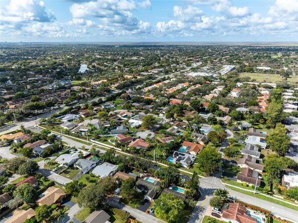 2452 NW 98th Ln, Coral Springs FL 33065