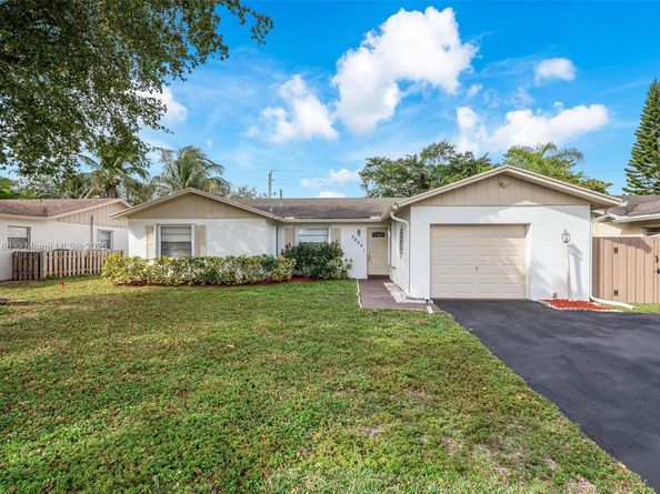 2452 NW 98th Ln, Coral Springs FL 33065