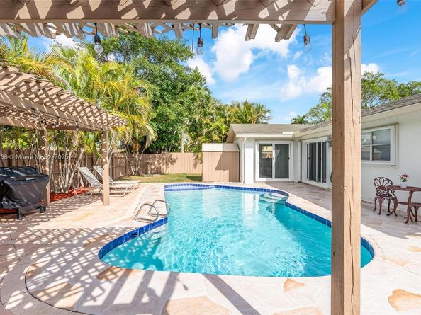 2452 NW 98th Ln, Coral Springs FL 33065