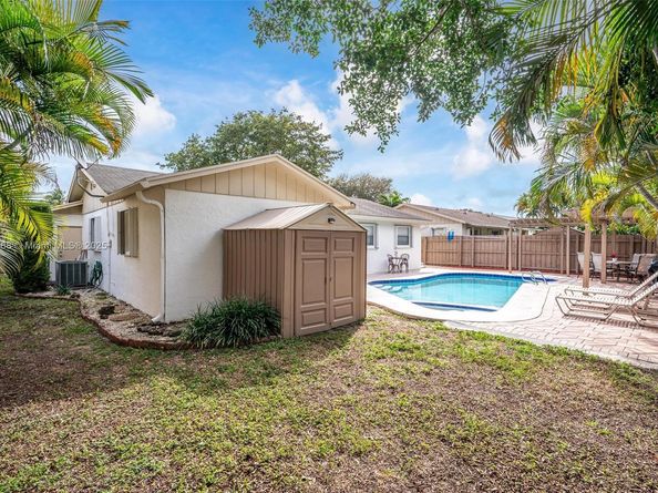 2452 NW 98th Ln, Coral Springs FL 33065