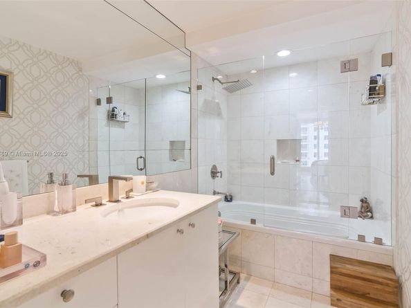 901 Brickell Key Blvd 2702, Miami FL 33131