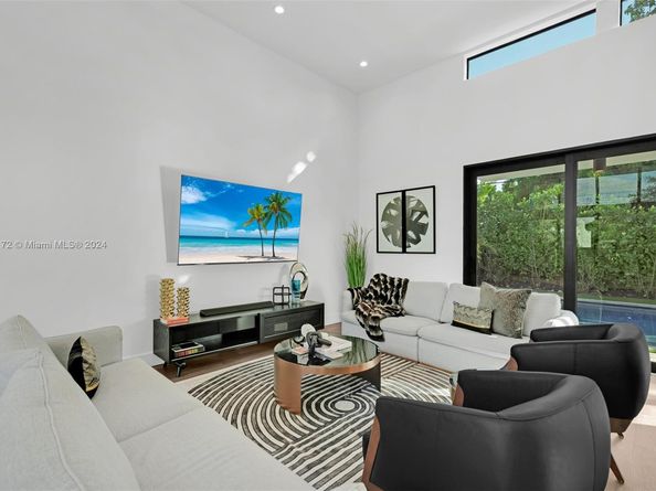 530 NW 41st St, Miami FL 33127