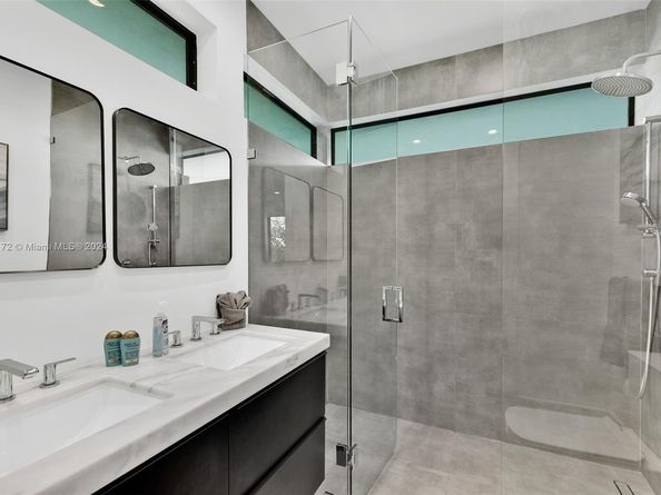 530 NW 41st St, Miami FL 33127