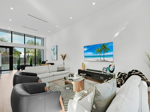 530 NW 41st St, Miami FL 33127