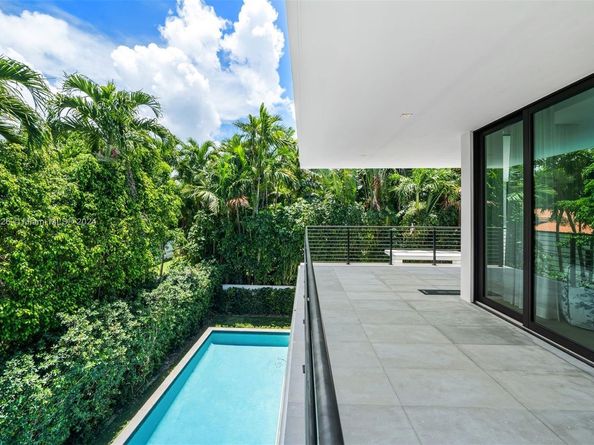 5327 N Bay Rd, Miami Beach FL 33140