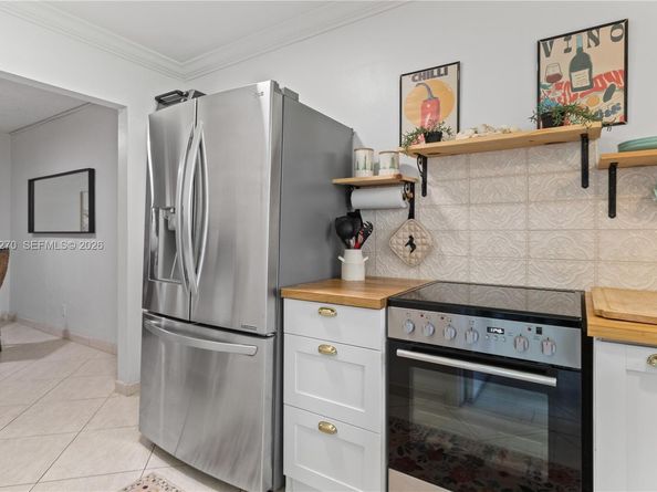 580 Egret Dr 111, Hallandale Beach FL 33009