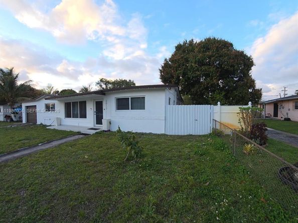 2011 NW 178th St, Miami Gardens FL 33056