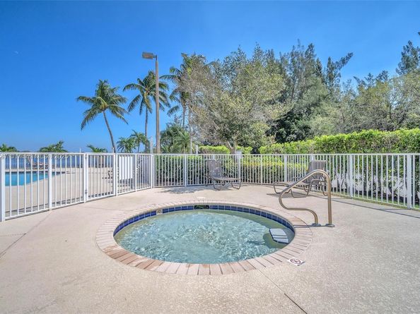 4266 SW 10th Pl, Deerfield Beach FL 33442