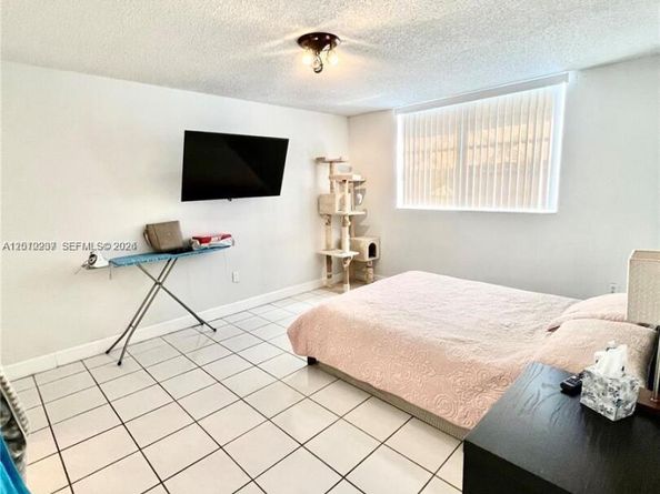 1990 Marseille Dr 303, Miami Beach FL 33141