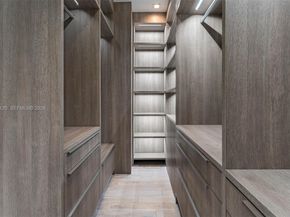 2887 Pine Tree Dr, Miami Beach FL 33140