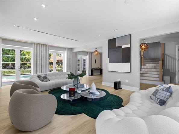 2887 Pine Tree Dr, Miami Beach FL 33140