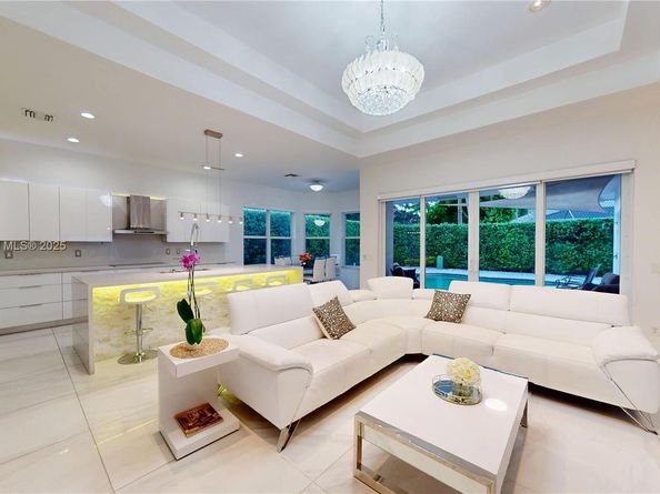 1946 Harbor View Cir, Weston FL 33327