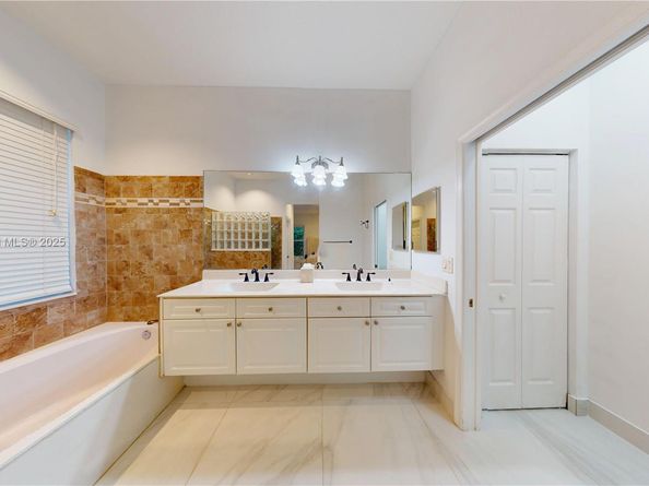 1946 Harbor View Cir, Weston FL 33327