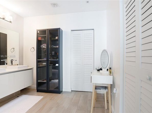 1600 SW 1st Ave 810, Miami FL 33129