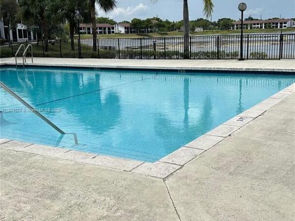 217 Lake Pointe Dr 202, Oakland Park FL 33309
