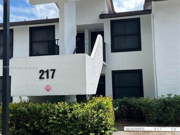 217 Lake Pointe Dr 202, Oakland Park FL 33309