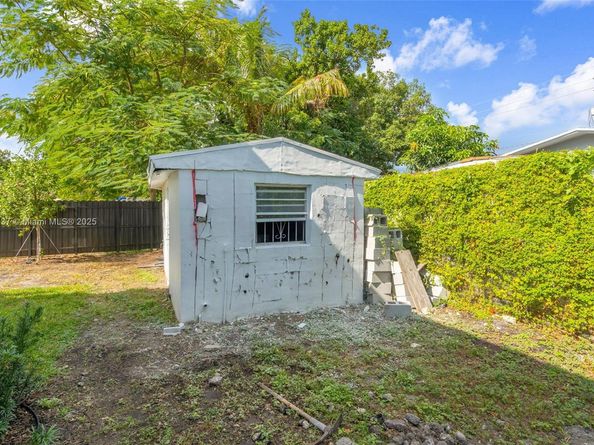 1411 NW 40th St, Miami FL 33142