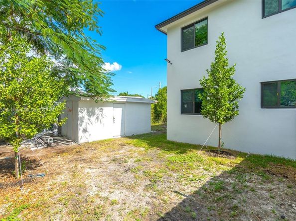 1411 NW 40th St, Miami FL 33142