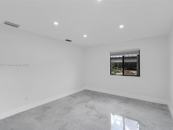 1411 NW 40th St, Miami FL 33142