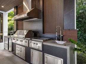 6850 SW 73rd Ct, Miami FL 33143