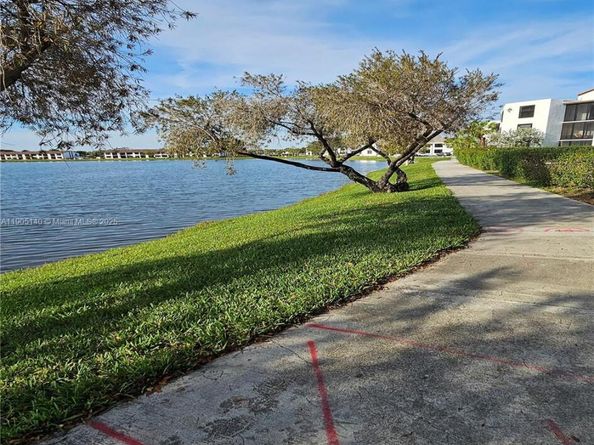 214 Lake Pointe Dr 109, Oakland Park FL 33309