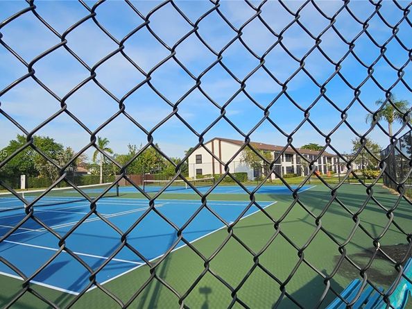 214 Lake Pointe Dr 109, Oakland Park FL 33309