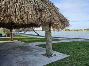 214 Lake Pointe Dr 109, Oakland Park FL 33309