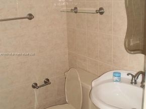 214 Lake Pointe Dr 109, Oakland Park FL 33309