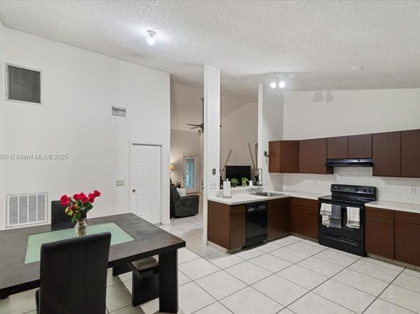 1600 SW 87th Ave, Pembroke Pines FL 33025